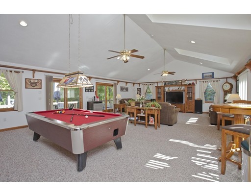 52 W Main St, Russell, MA 01071