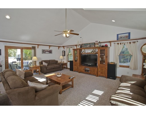 52 W Main St, Russell, MA 01071