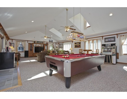 52 W Main St, Russell, MA 01071