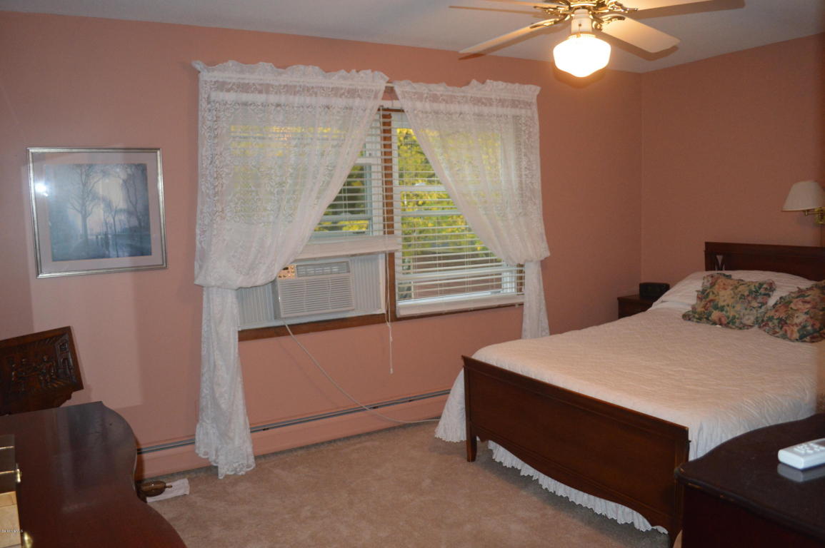 34 Leona Dr, Pittsfield, MA 01201
