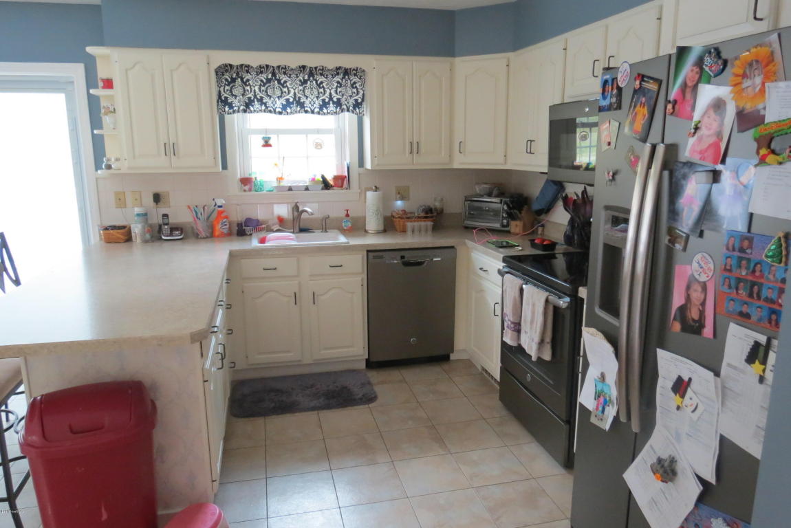 8 Country Rd, Adams, MA 01220