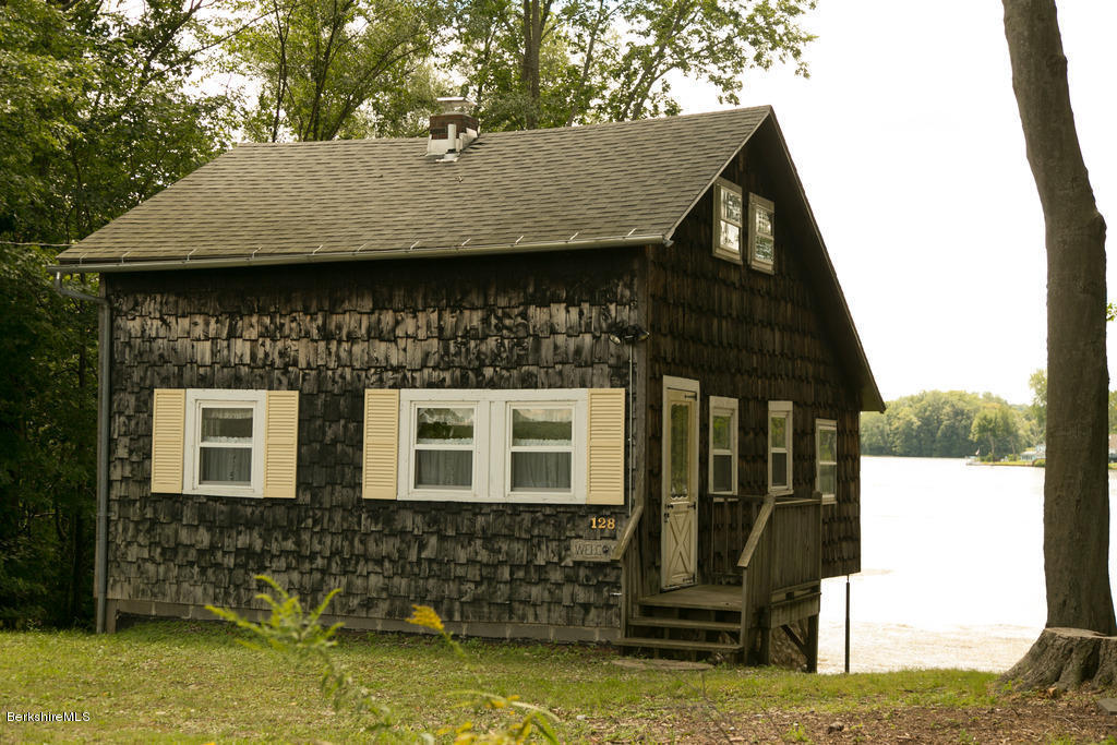 128 Lake Shore Dr, Cheshire, MA 01225