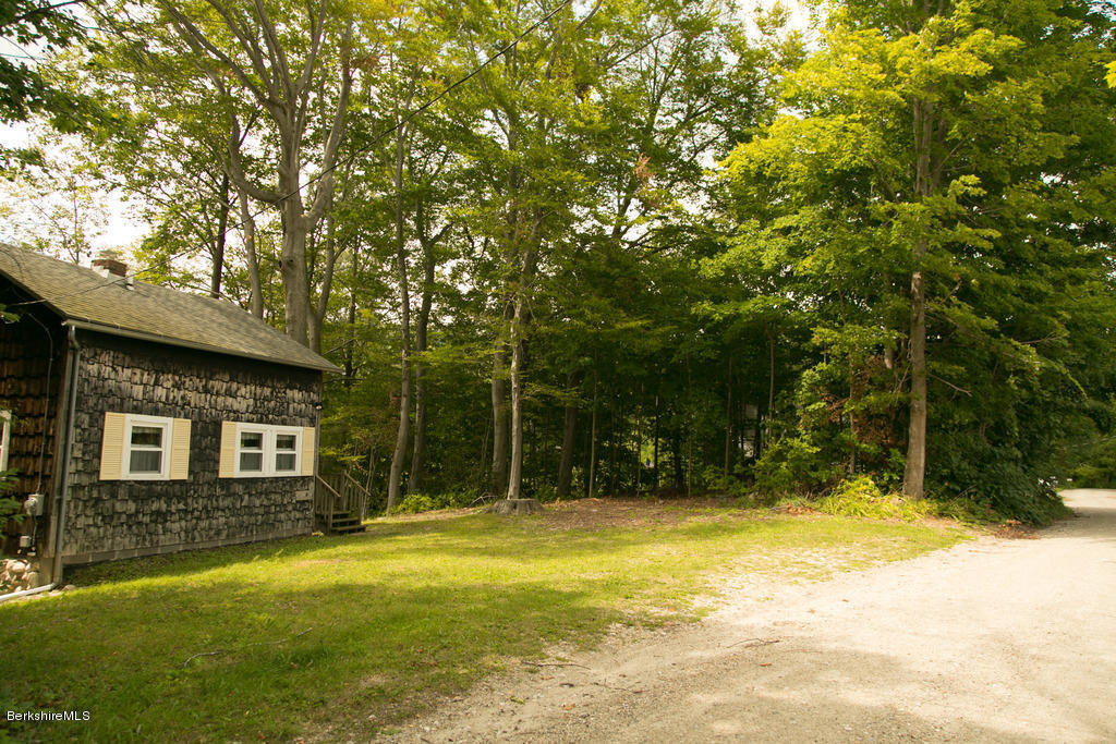 128 Lake Shore Dr, Cheshire, MA 01225