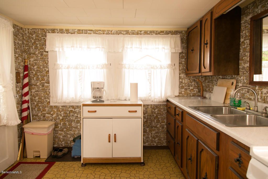 128 Lake Shore Dr, Cheshire, MA 01225