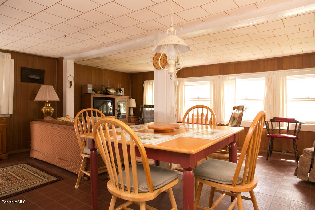 128 Lake Shore Dr, Cheshire, MA 01225