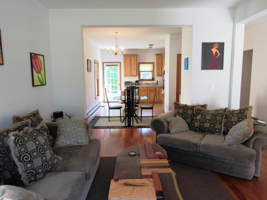8 Stanley Dr, Great Barrington, MA 01230