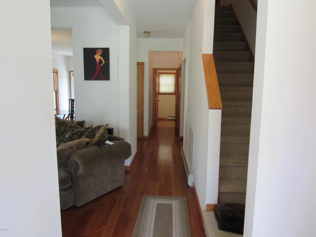 8 Stanley Dr, Great Barrington, MA 01230