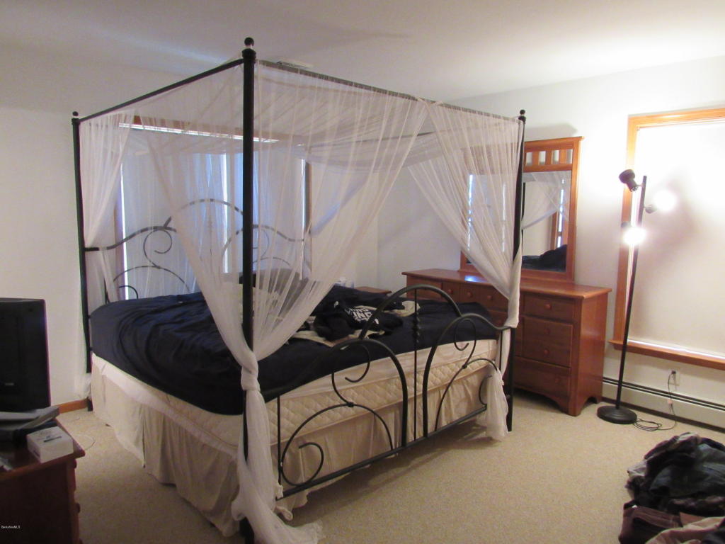 8 Stanley Dr, Great Barrington, MA 01230