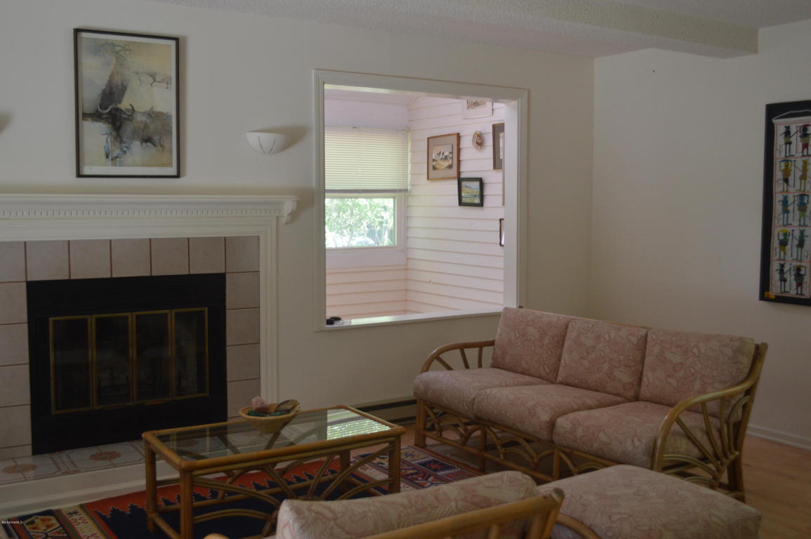 880 East St, Lee, MA 01238