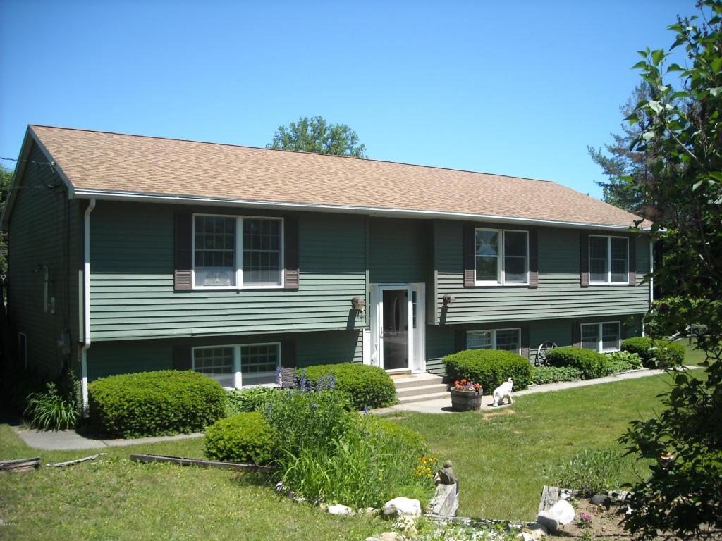 104 Bradley St, Lee, MA 01238