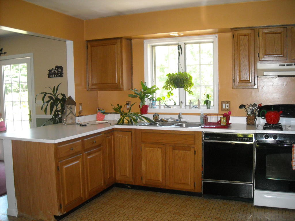 104 Bradley St, Lee, MA 01238