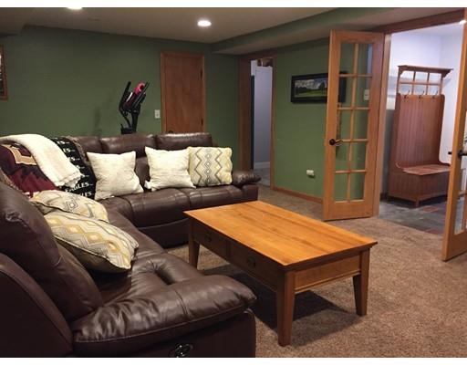 305 Pleasant St, Lunenburg, MA 01462