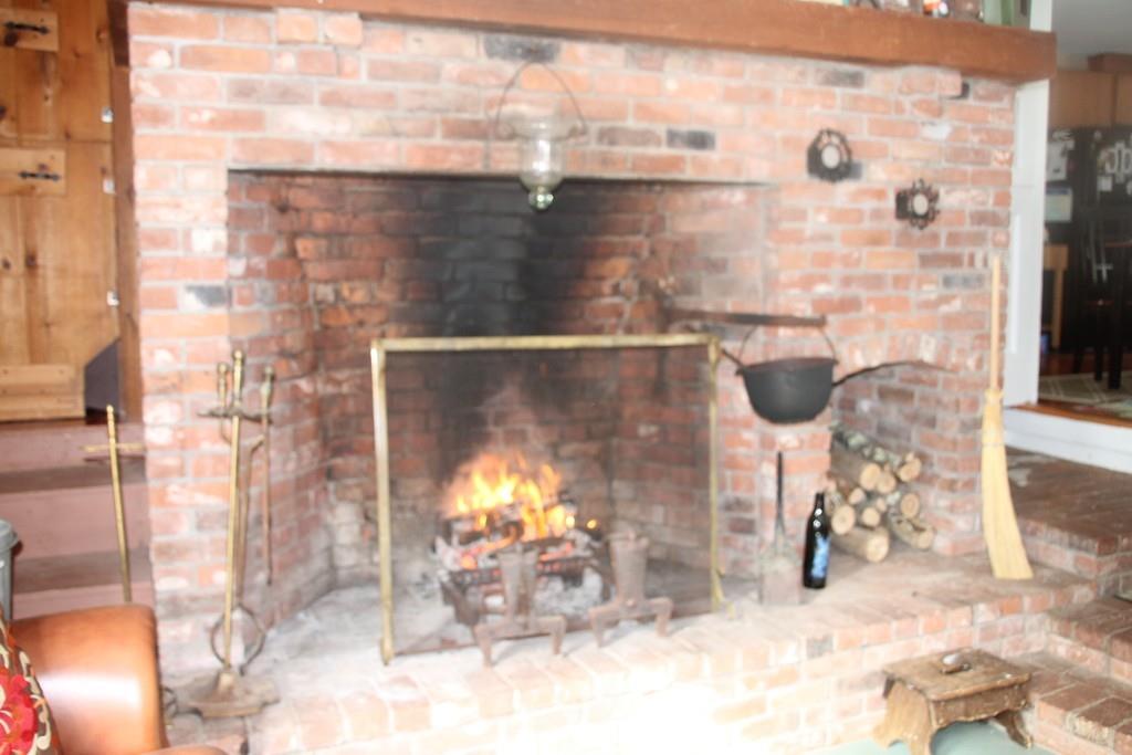 185Mckay Rd, New Braintree, MA 01531