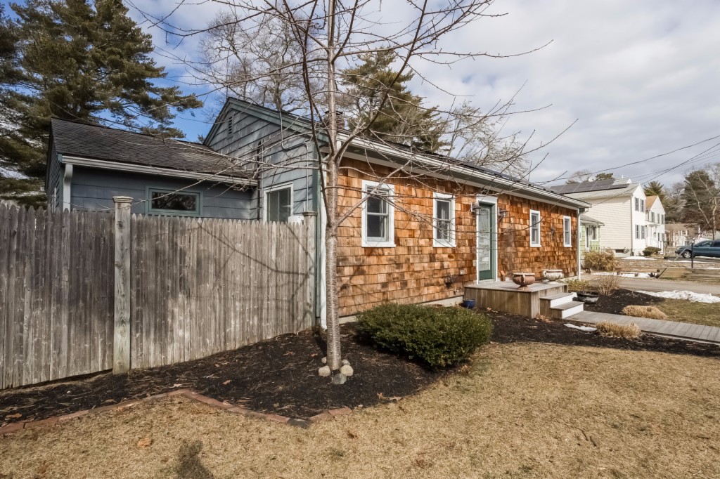 16 Chippewa Drive, Wareham, MA 02571