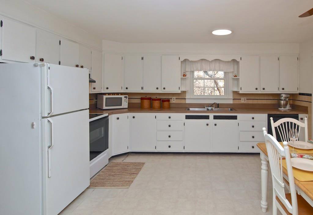 89 Lexington Ave, Dartmouth, MA 02747