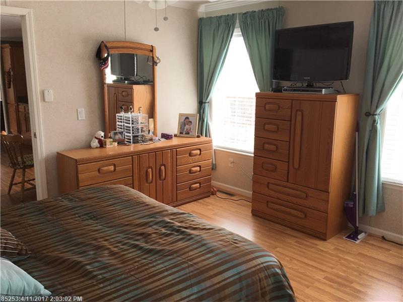 6 Toby PL, Lewiston, ME 04240