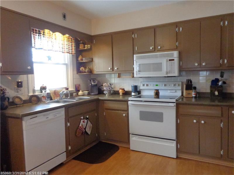 10 Hillmount DR, Lewiston, ME 04240
