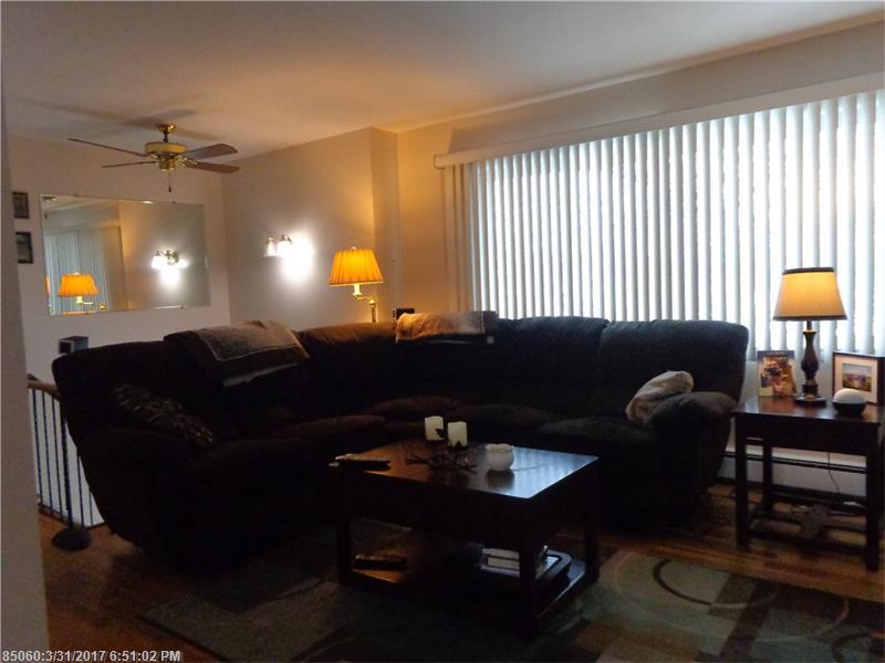 10 Hillmount DR, Lewiston, ME 04240