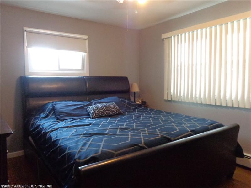 10 Hillmount DR, Lewiston, ME 04240