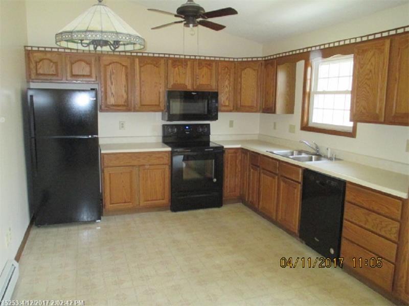 29 Orchard CIR, Lewiston, ME 04240