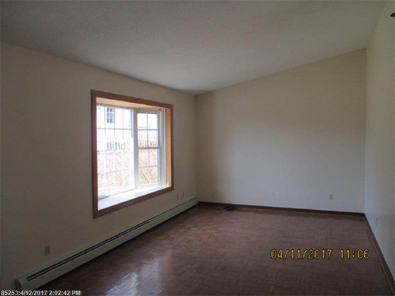 29 Orchard CIR, Lewiston, ME 04240