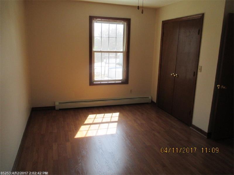 29 Orchard CIR, Lewiston, ME 04240