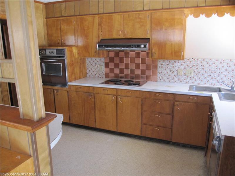 156 Enfield RD, Lincoln, ME 04457