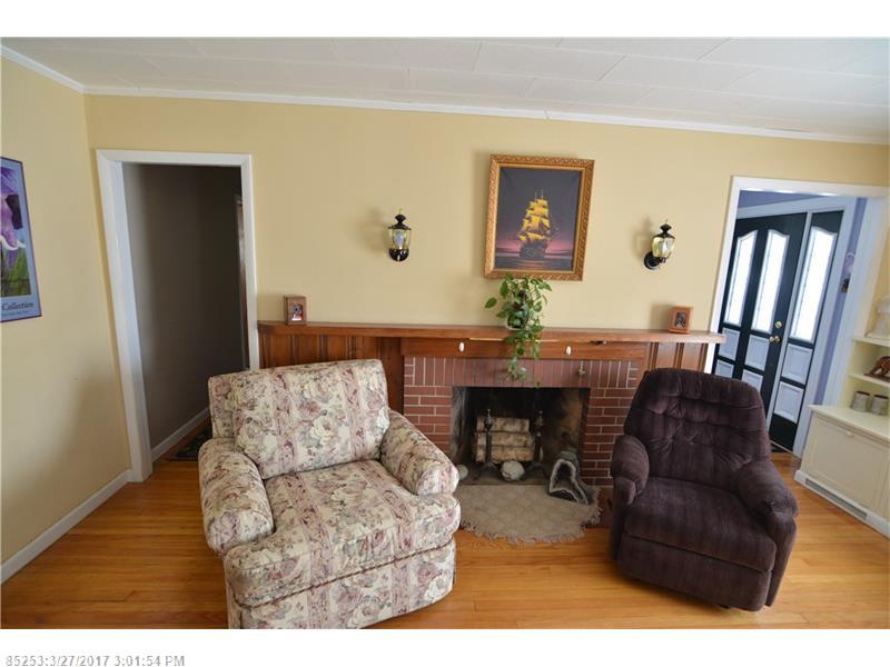 27 Maple ST, Houlton, ME 04730