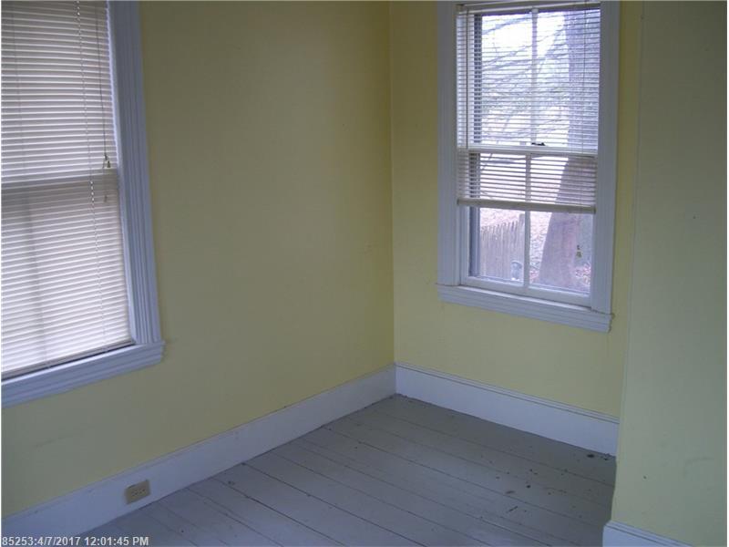 105 New County RD, Rockland, ME 04841