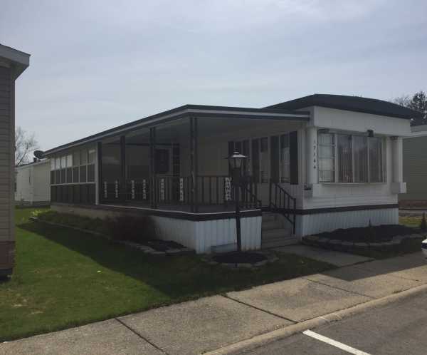 Camelot Villa 17144 CrosbydaleMacomb, MI 48044