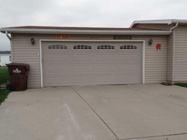 Frenchtown Villa / Elizabeth Woods 8427 Kirsten Dr.Newport, MI 48166