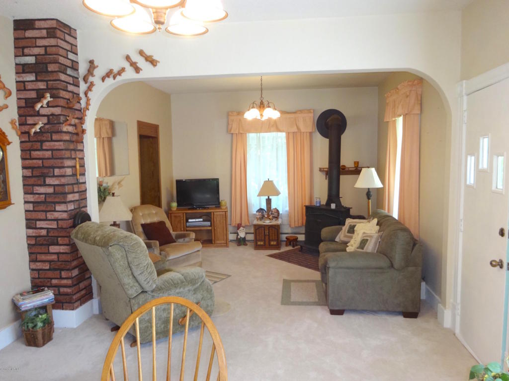 410 1st Avenue SE, Glenville, MN 56036