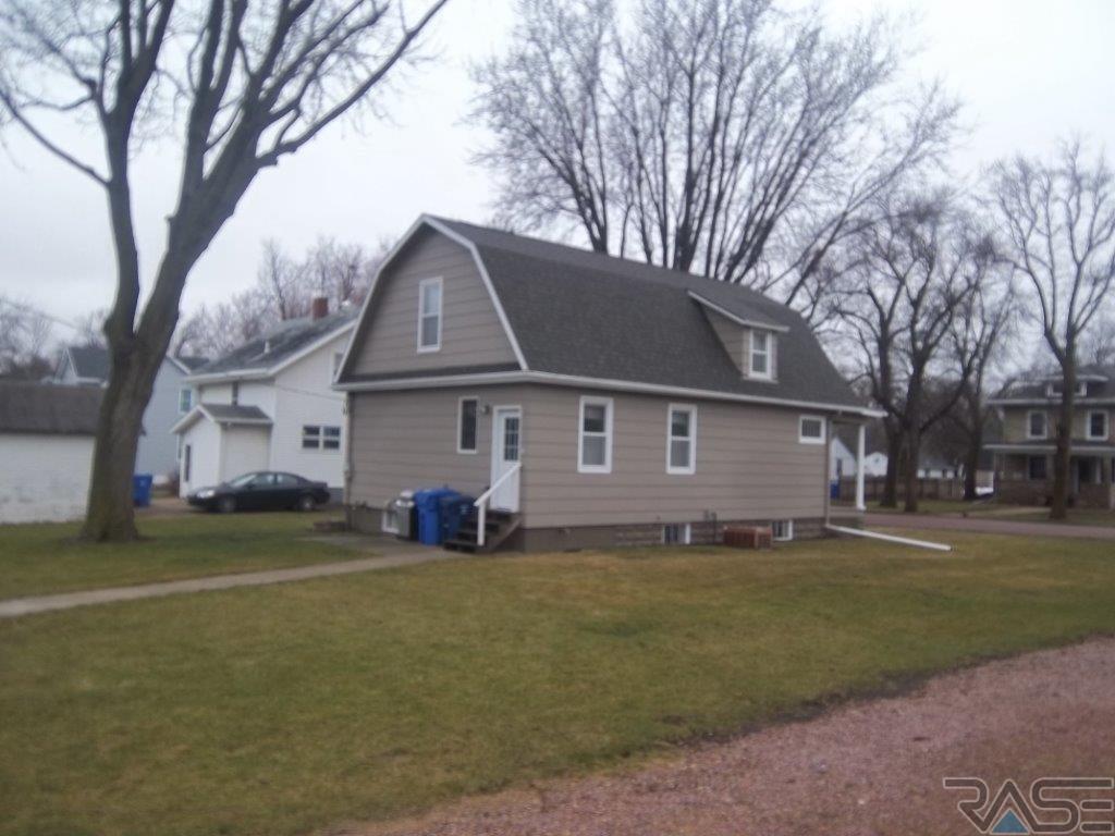 301 S Josephine Ave, Hills, MN 56138
