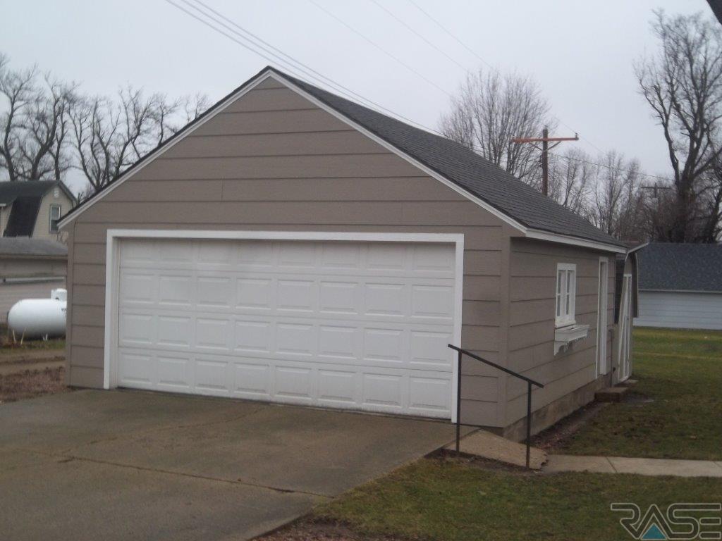 301 S Josephine Ave, Hills, MN 56138