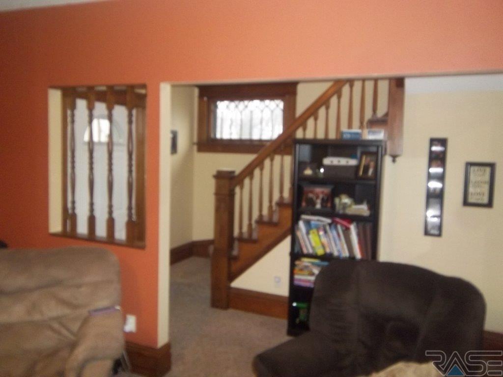 301 S Josephine Ave, Hills, MN 56138