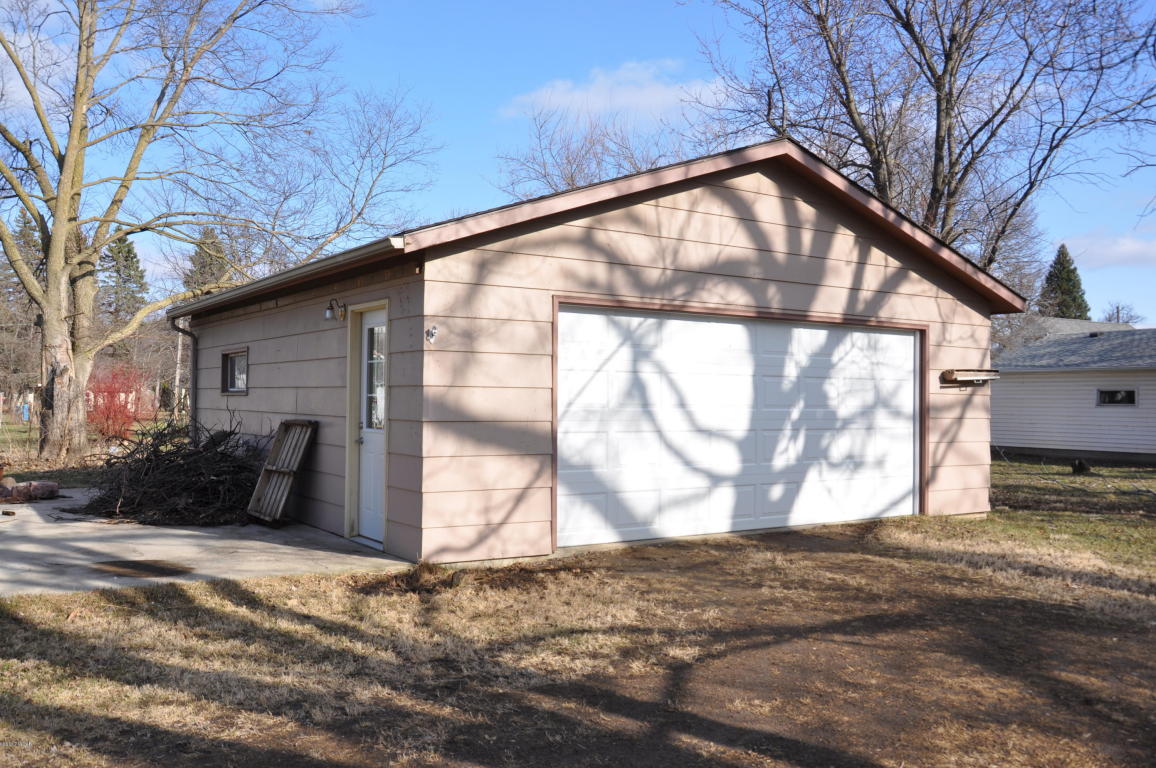 303 Menage Avenue, Lakefield, MN 56150