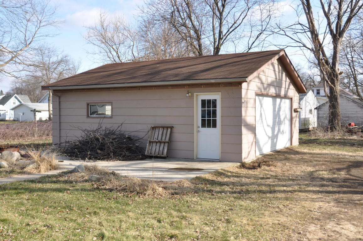 303 Menage Avenue, Lakefield, MN 56150