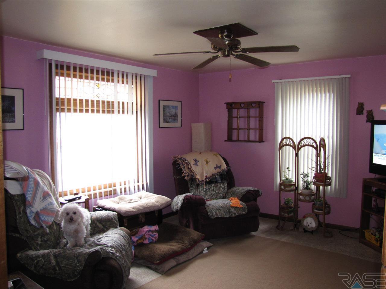 607 N Cedar St, Luverne, MN 56156