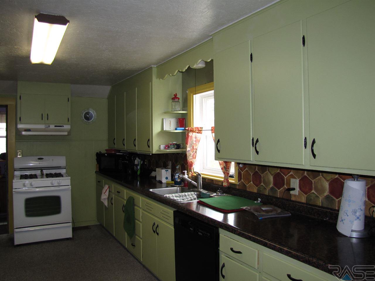 607 N Cedar St, Luverne, MN 56156