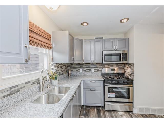 13507 Coliseum DR E, Chesterfield, MO 63017