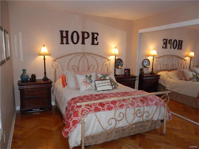 741 Ridgeside, Ballwin, MO 63021