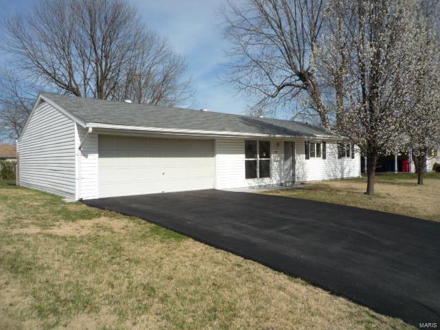 745 5th Plz, Florissant, MO 63031