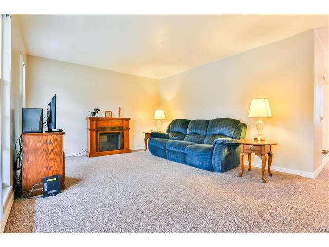 1010 Dewayne DR, Florissant, MO 63031