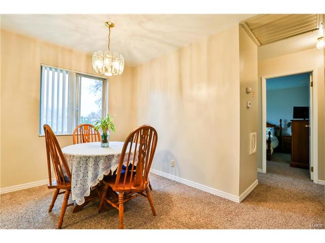 1010 Dewayne DR, Florissant, MO 63031