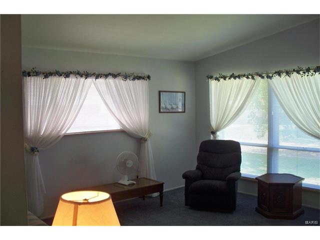 1875 Bluebird, Florissant, MO 63031