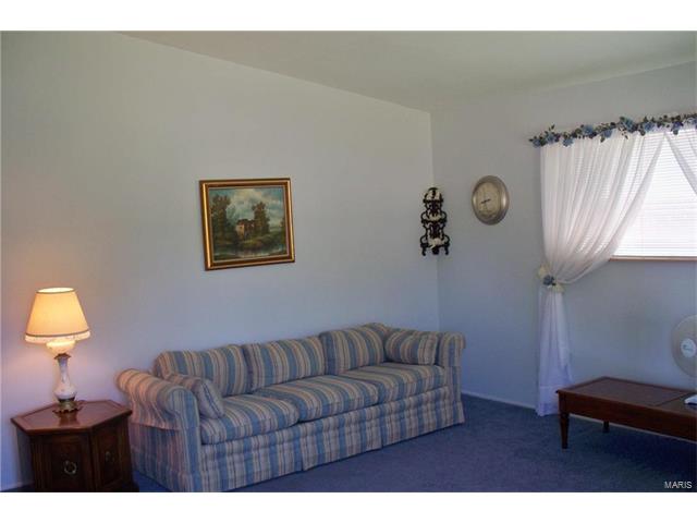 1875 Bluebird, Florissant, MO 63031