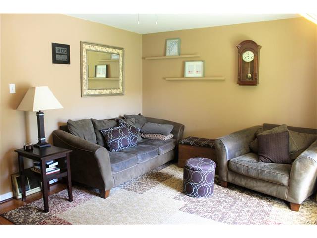 85 Saint Albert Lane, Florissant, MO 63031