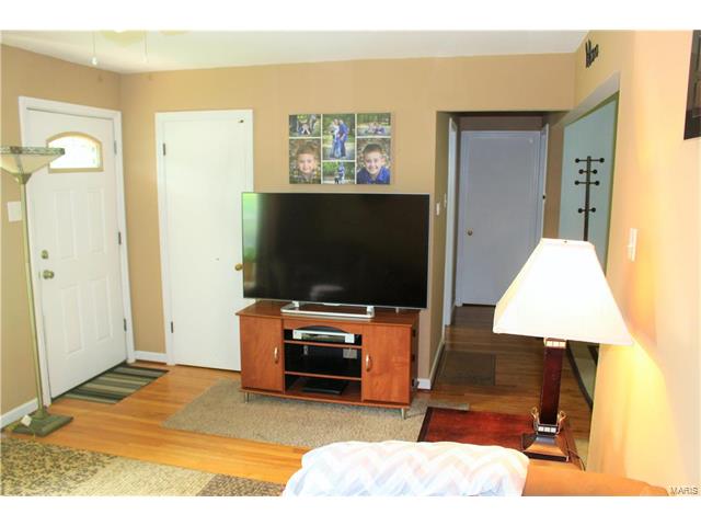 85 Saint Albert Lane, Florissant, MO 63031