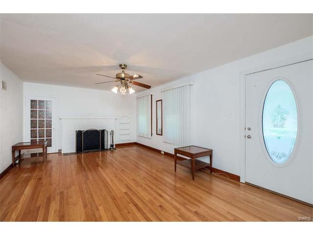 1585 Saint Catherine Street, Florissant, MO 63033