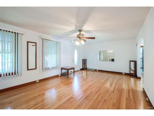 1585 Saint Catherine Street, Florissant, MO 63033